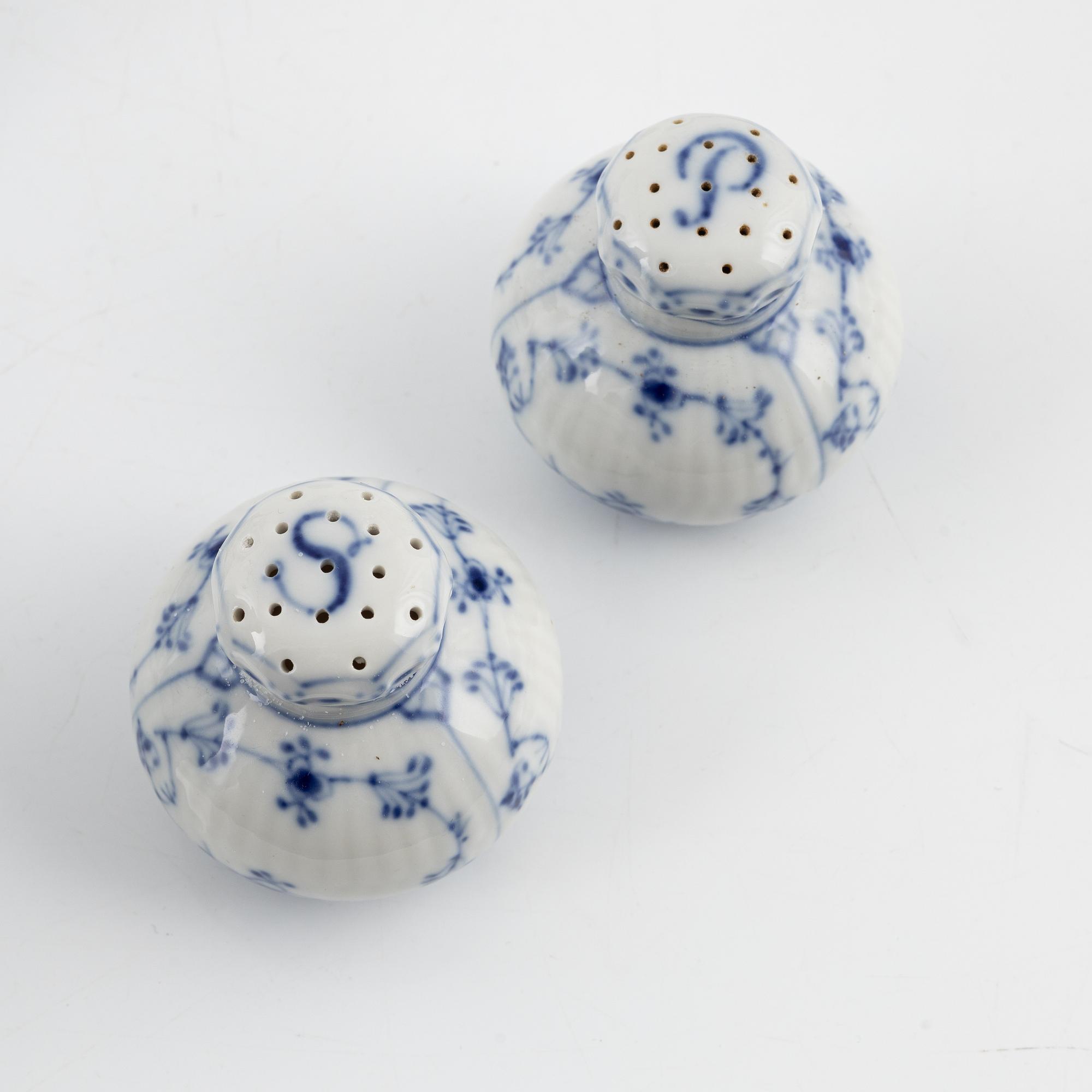 Royal Copenhagen. A 89 pieces porcelain Musselmalet service, Denmark, second half of the 20th century.