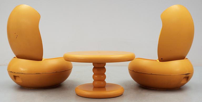 FÅTÖLJER, ett par, samt BORD, "Garden egg" Peter Ghyczy, Reuter Products, formgiven 1968.