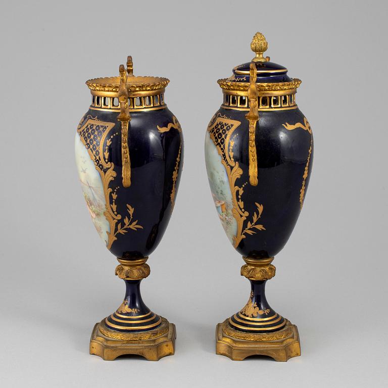 A pair of French urns, 20th century.