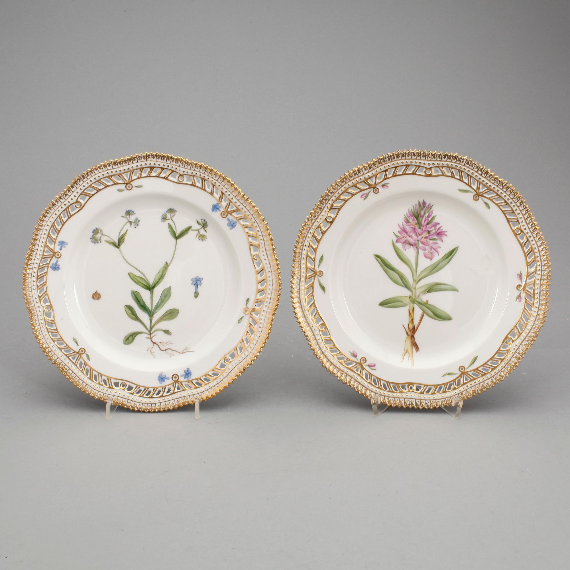 TALLRIKAR, 2st, porslin, "Flora Danica", Royal Copenhagen, 1900-talets sista kvartal.