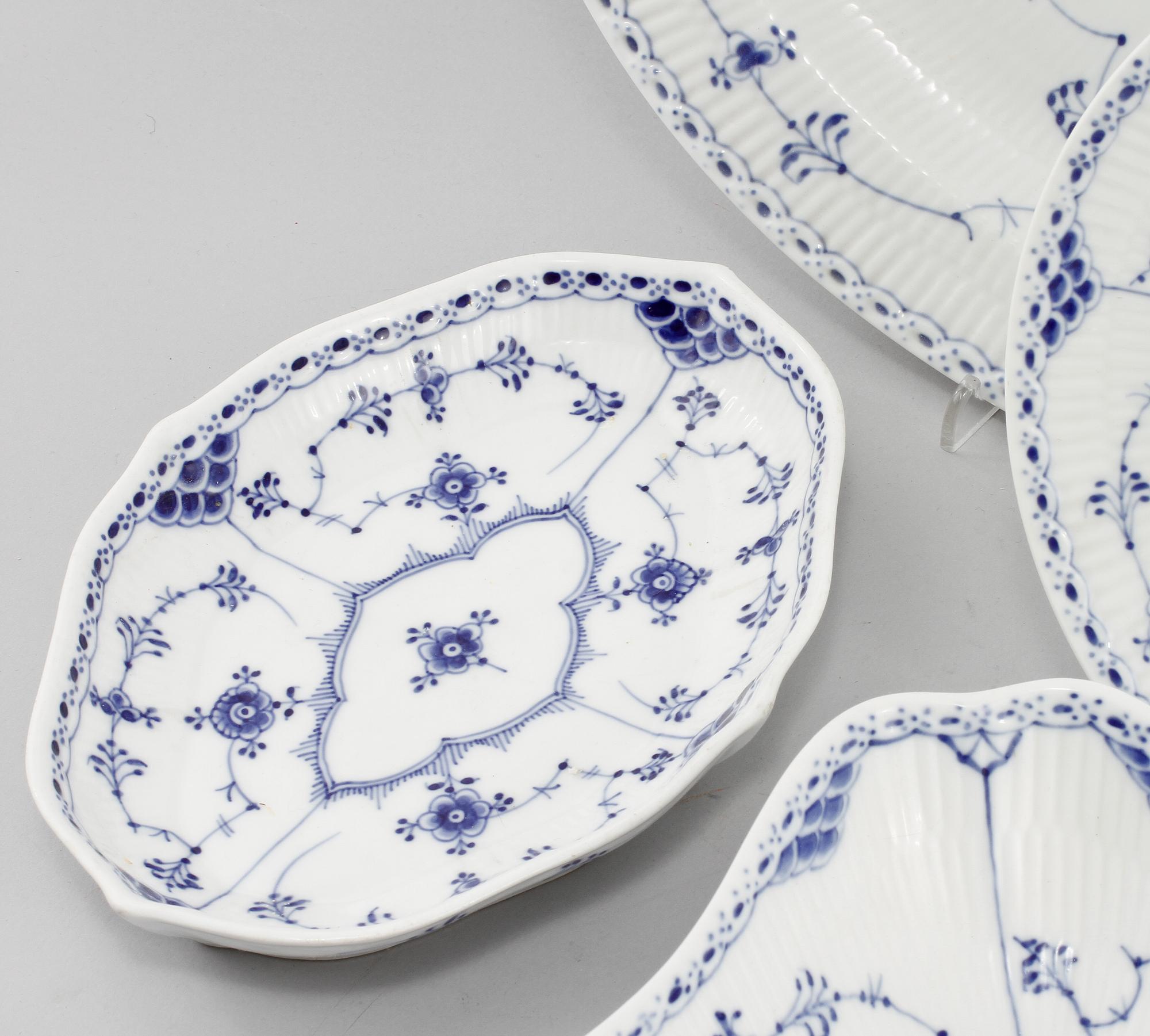 SERVISDELAR, 55 st, porslin, "Musselmalet", Royal Copenhagen, 1900-talets andra hälft.
