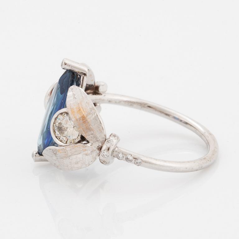 RING, med navettslipad blå safir och briljantslipade diamanter.