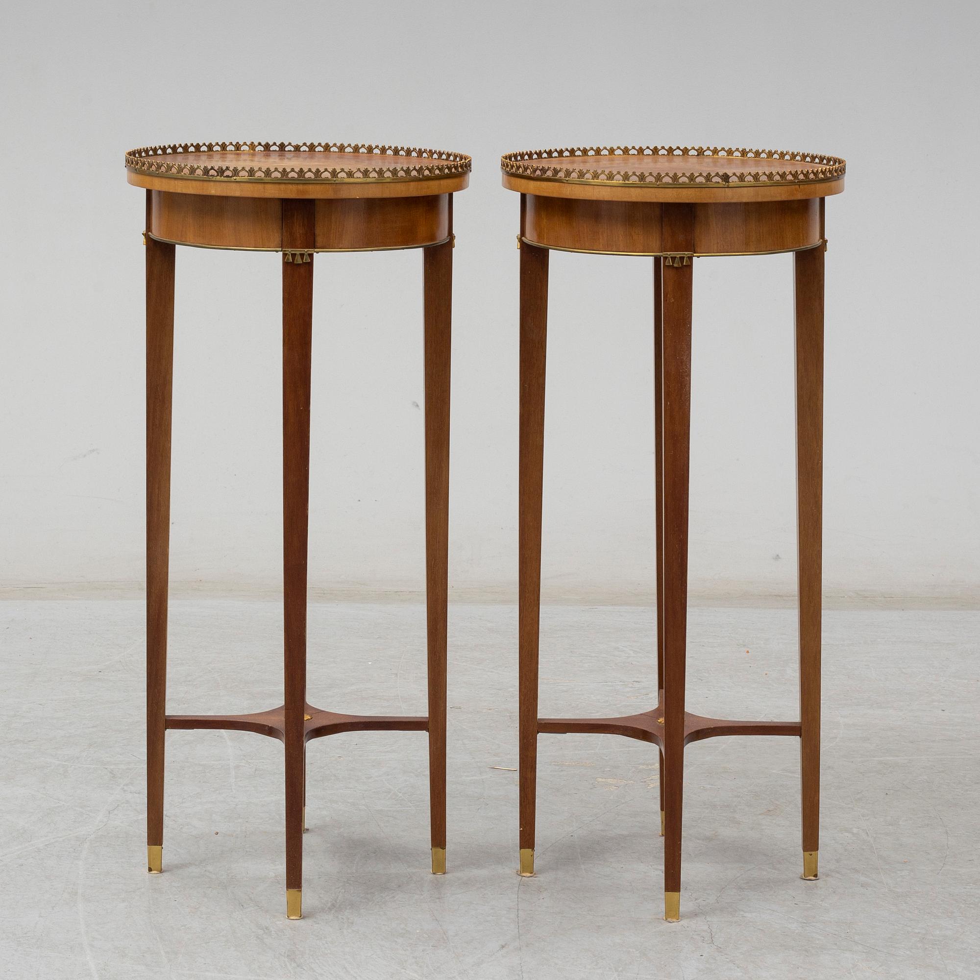 SALONGSBORD SAMT LAMPBORD, ett par, Sengustaviansk stil, tidigt 1900-tal.