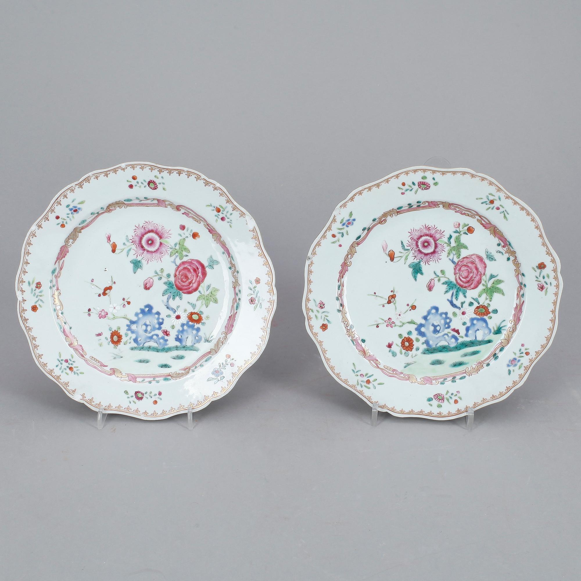 TALLRIKAR, ett par, porslin, Qing dynastin, Qianlong (1736-95).