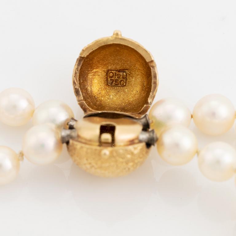 Ole Lynggaard, 18K gold clasp with two pearl necklaces.