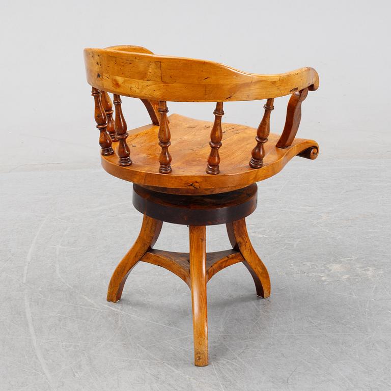 A swivel office chair, end of the 19th Century.