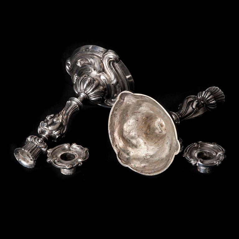 LJUSSTAKAR, ett par, vitmetall, rokokostil, 1800-talets senare hälft.