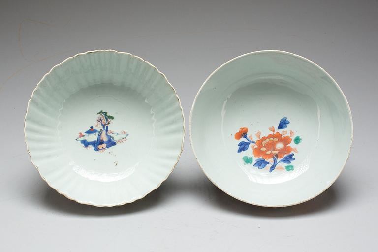 SKÅLAR, 2 st. Porslin, Kina. Qianlong 1736-95.