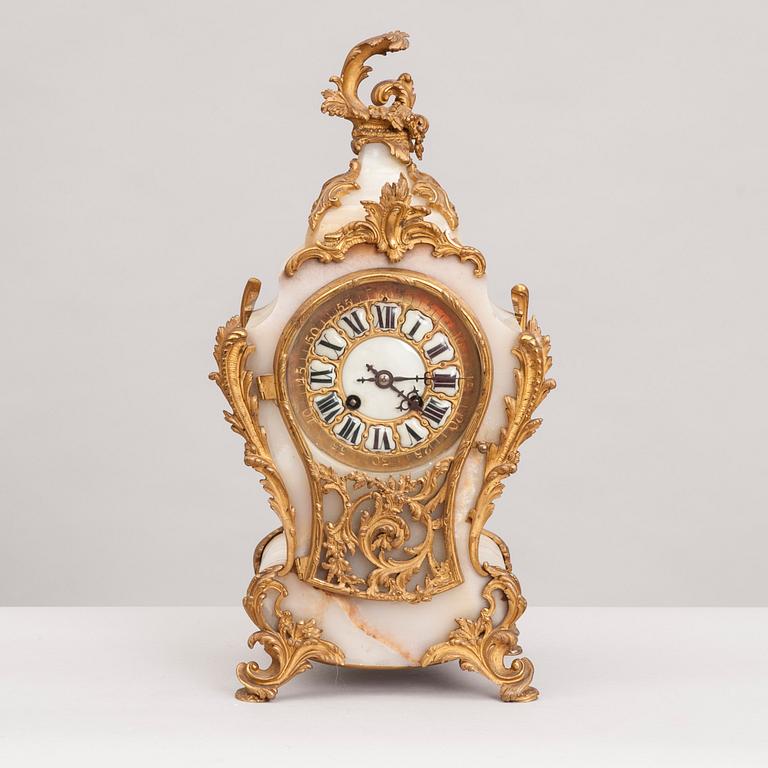 BORDSUR, marmor och förgylld brons, rokokostil, Frankrike, 1800-talets slut.