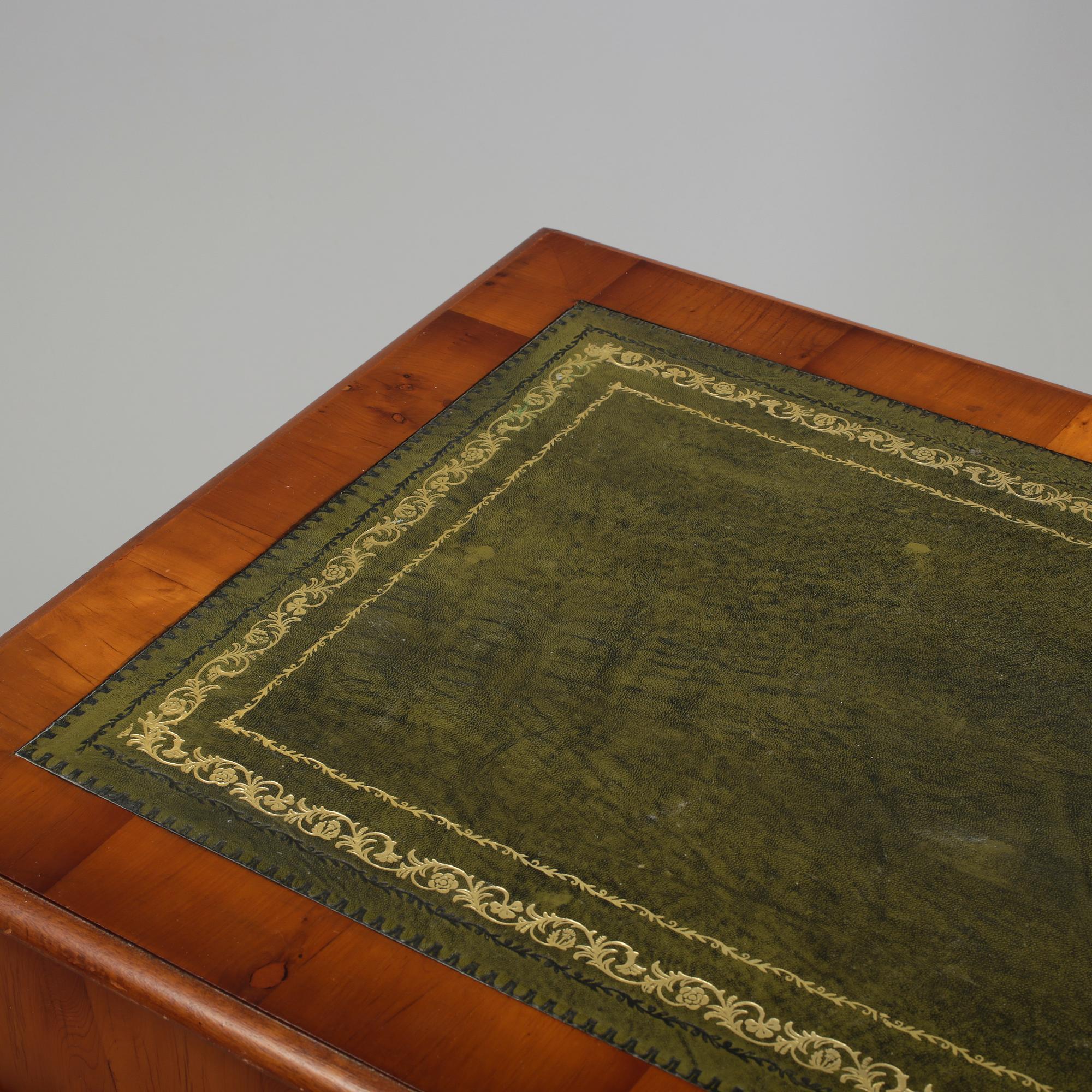 SKRIVBORD, engelsk stil, 1900-talets andra hälft.