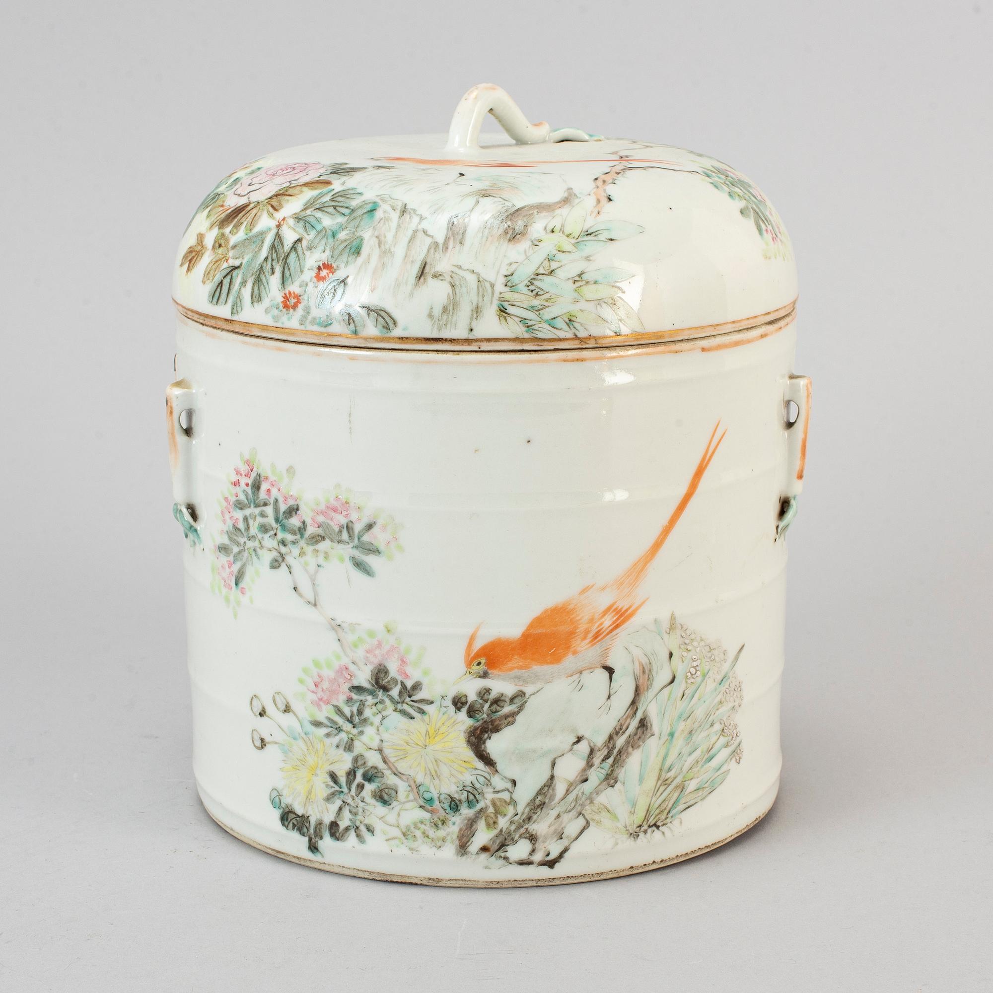 A Chinese bowl with cover, early 20th century.