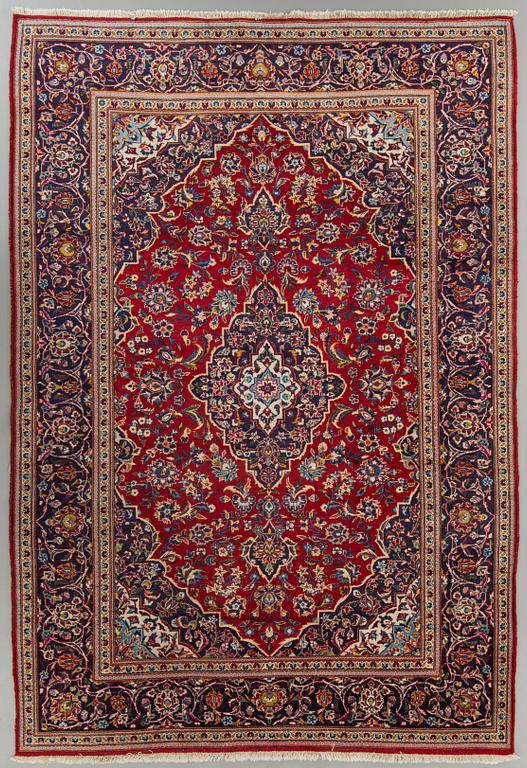A carpet Kashan, semi antique, circa 297x202 cm.