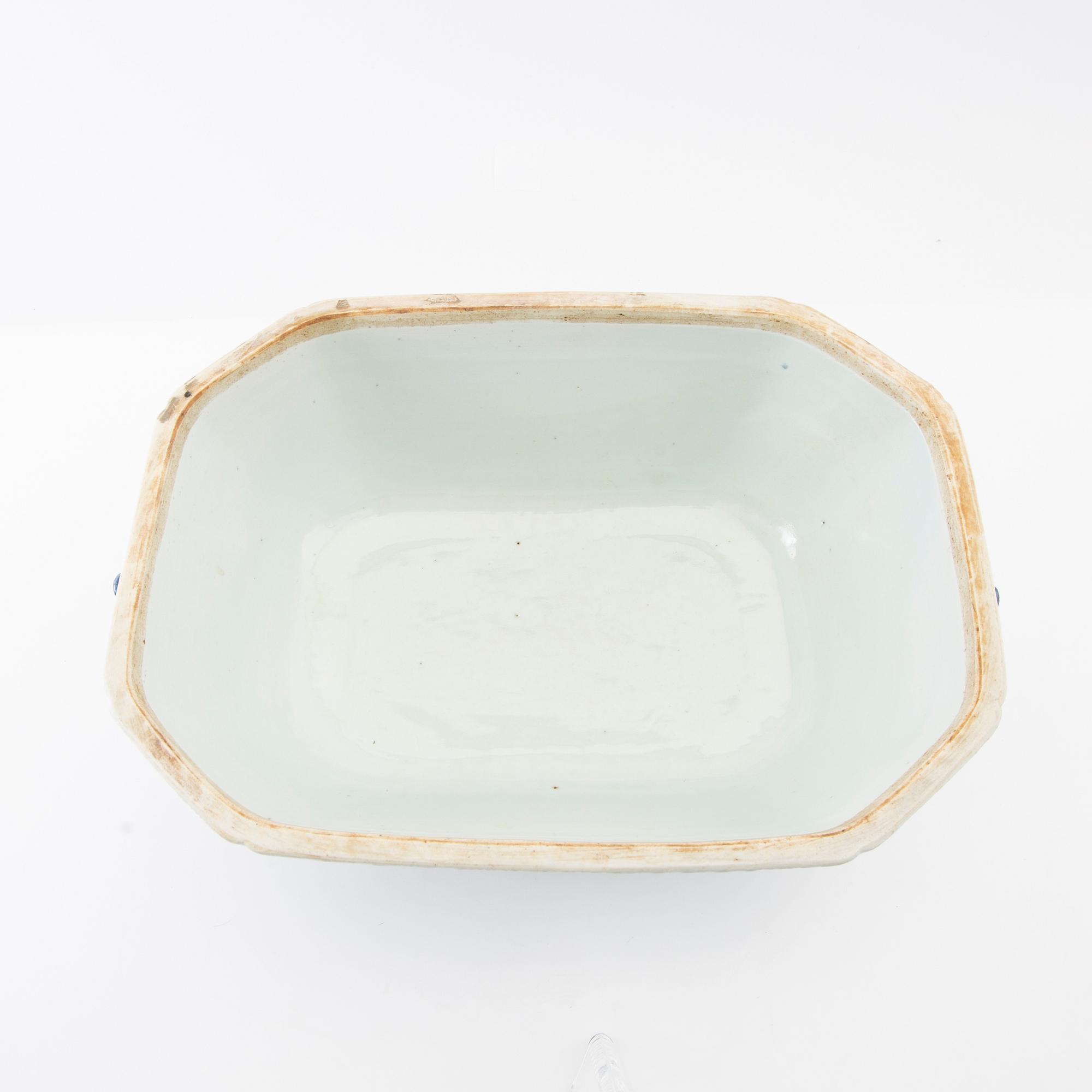 Tureen with lid China Qianlong (1736-95) porcelain.