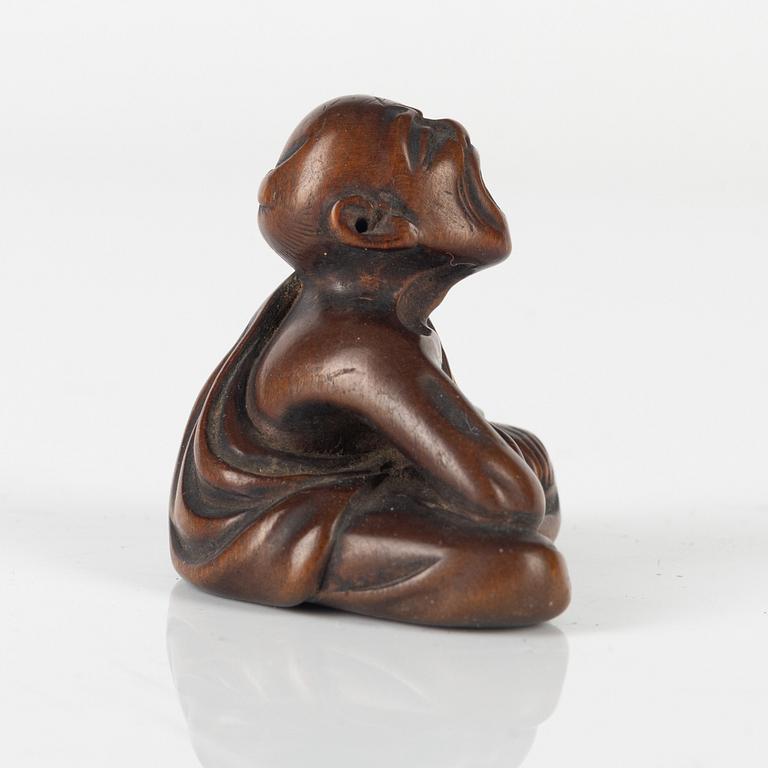 Netsuke, trä, Japan, signerad Gyokkō, 1800-talets senare del.