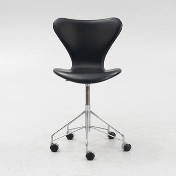 Arne Jacobsen, skrivbordsstol, "Sjuan", Fritz Hansen, Danmark, daterad 2004.