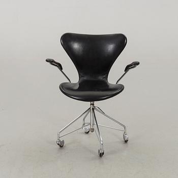 ARNE JACOBSEN, skrivbordsstol, "Sjuan", Fritz Hansen, Danmark 1900-talets senare del.