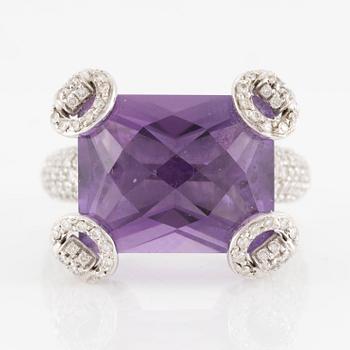 A ring by Gucci "Horsebit Cocktail" 18K white gold with an amethyst and round brilliant-cut diamonds.