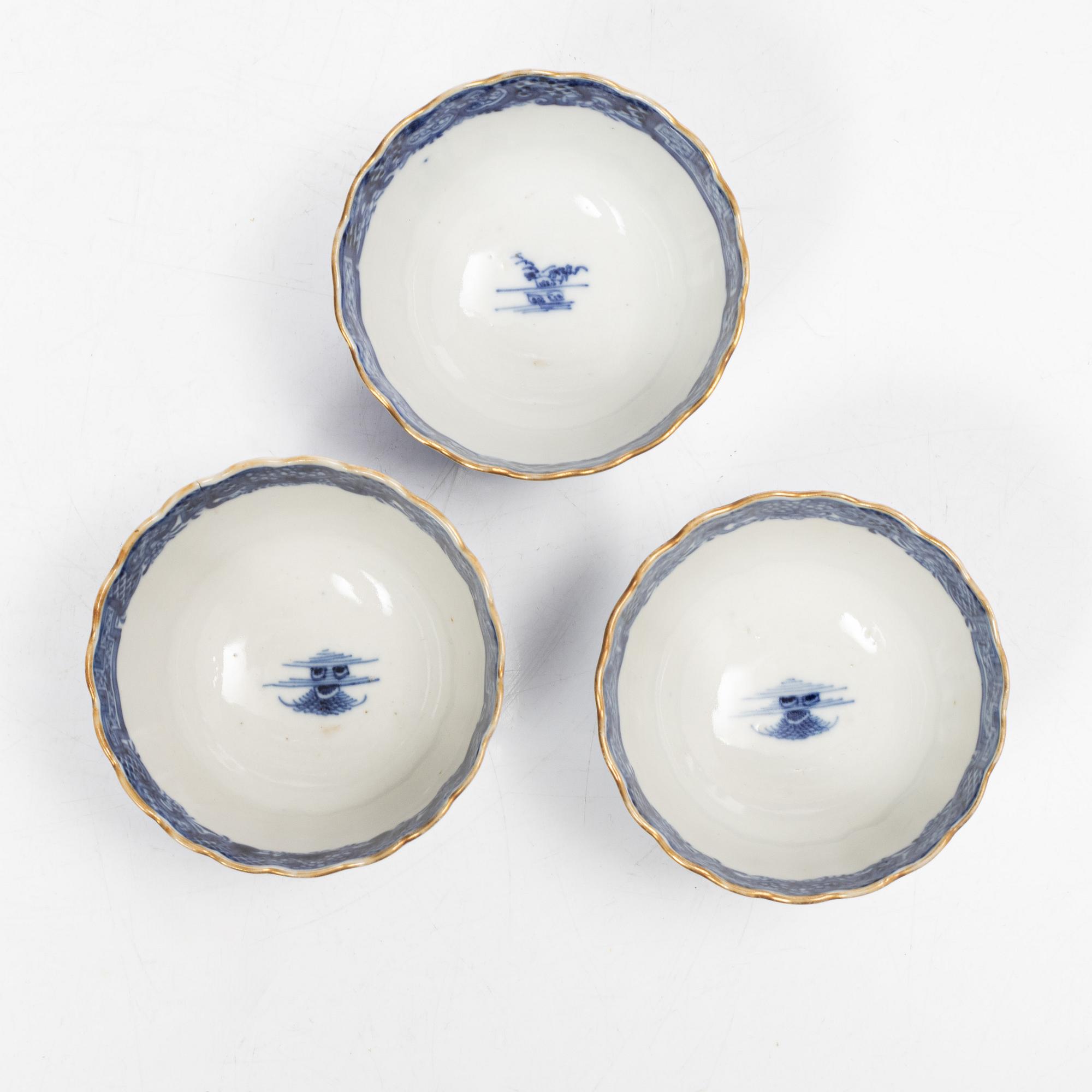 Parti, porslin samt fat i emalj på koppar, nio delar. Qingdynastin, 1700-tal.