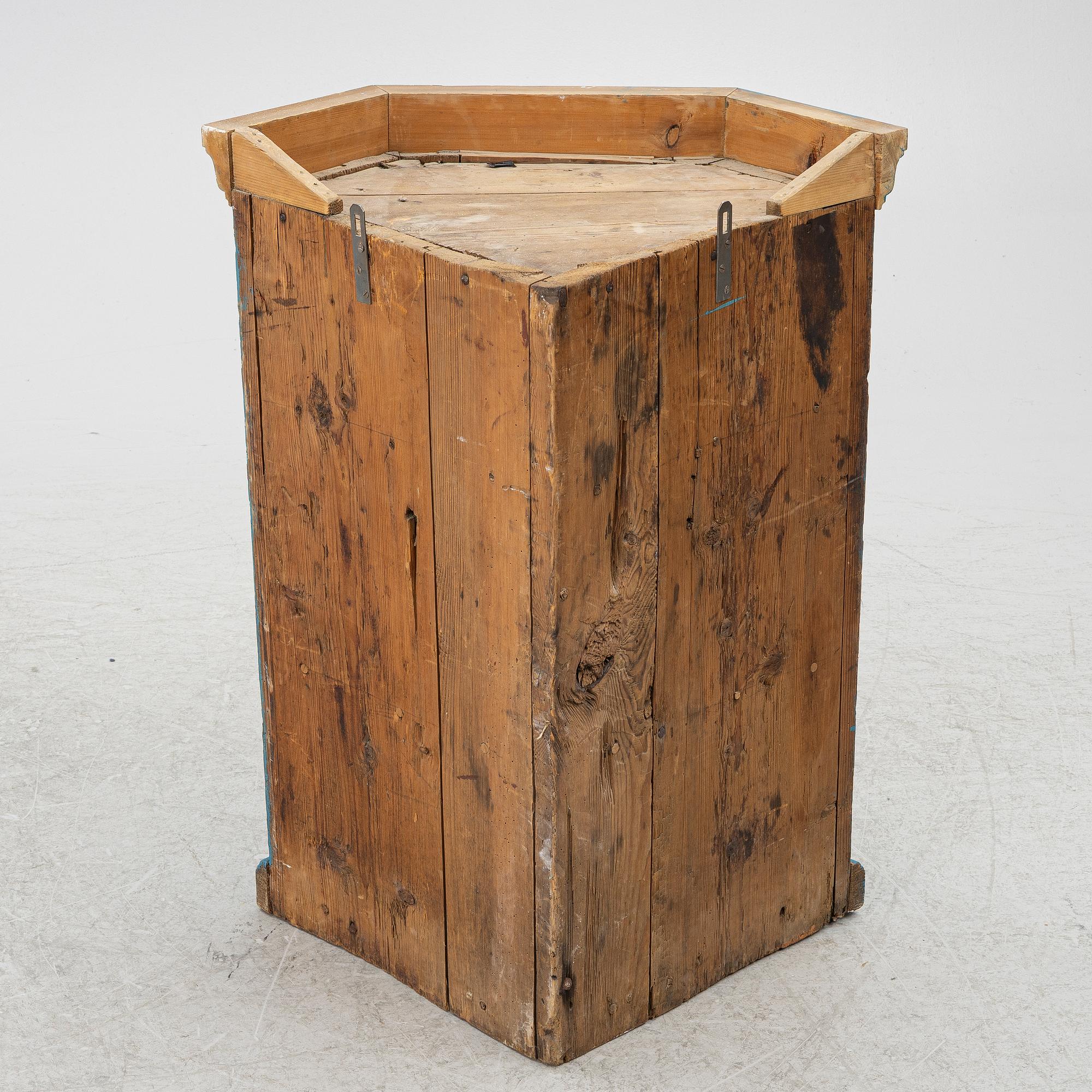 Vägghängt hörnskåp, barockstil, 1900-tal.