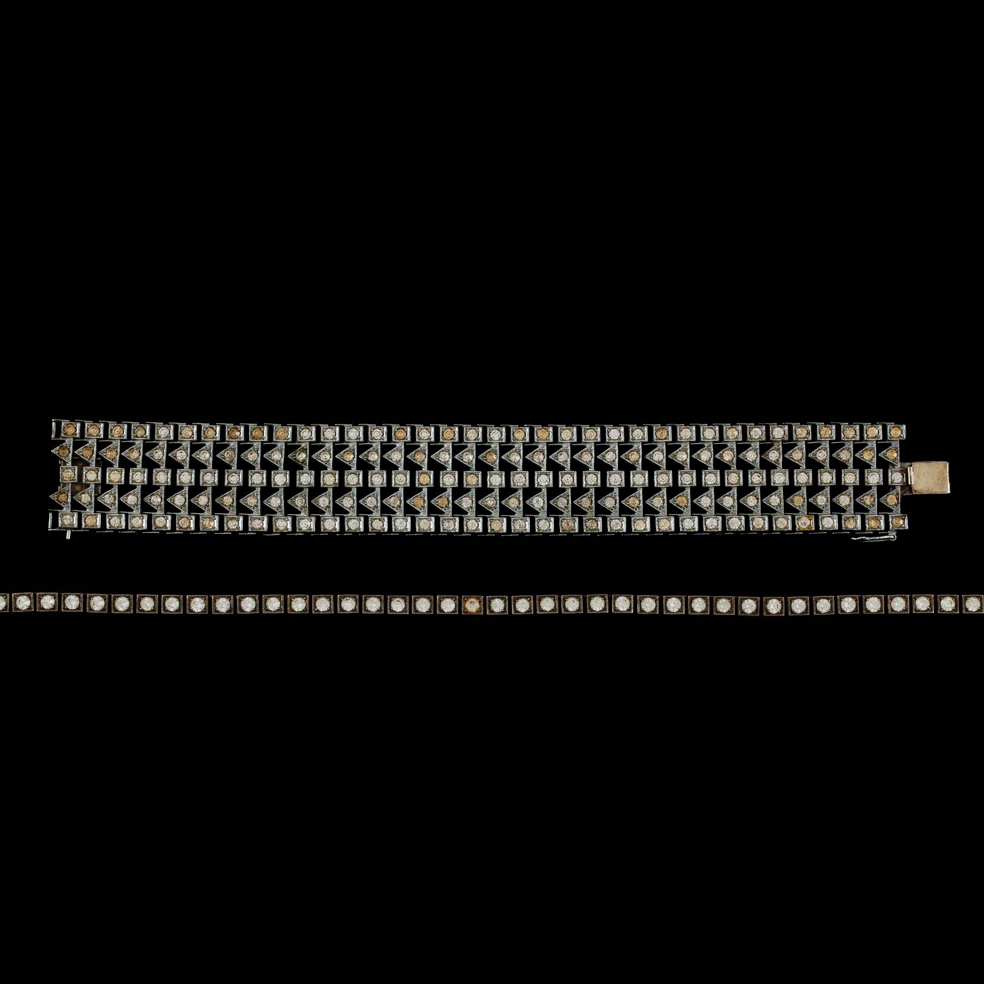 HALSBAND, sk Rivière, silver och paste, och ARMBAND, försilvrad mässing och paste. 1900-talets första hälft.