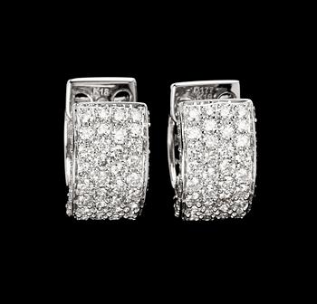1082. A pair of brilliant cut diamond earrings, tot. 1.77 cts.