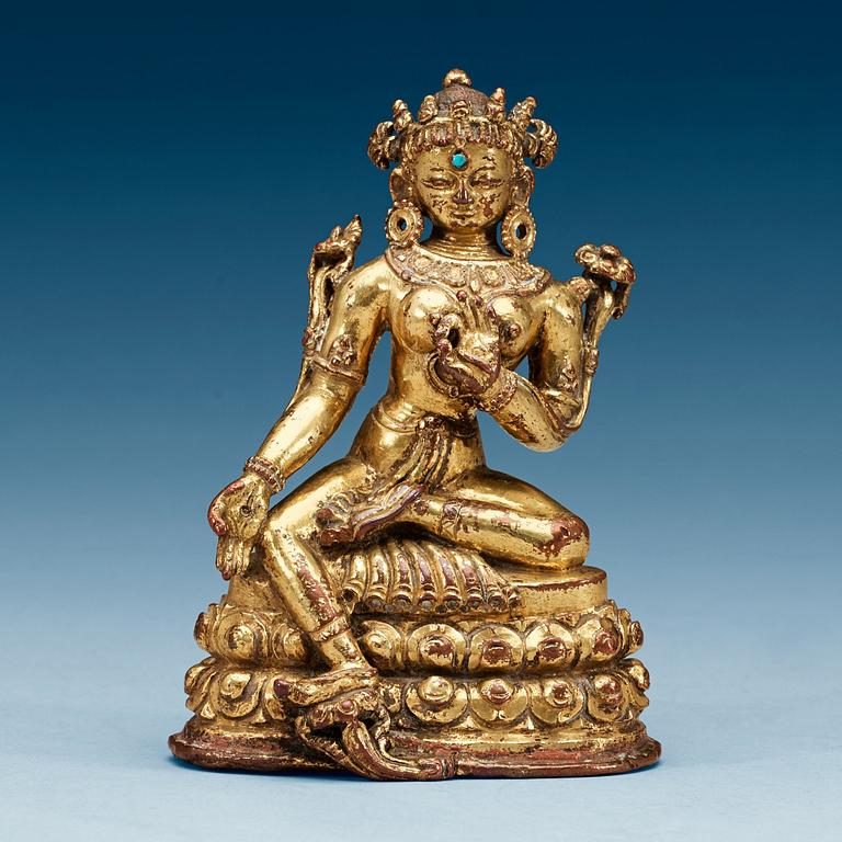 FIGURIN, förgylld kopparlegering och turkoser. Nepal/Tibet, 1500-tal eller äldre.