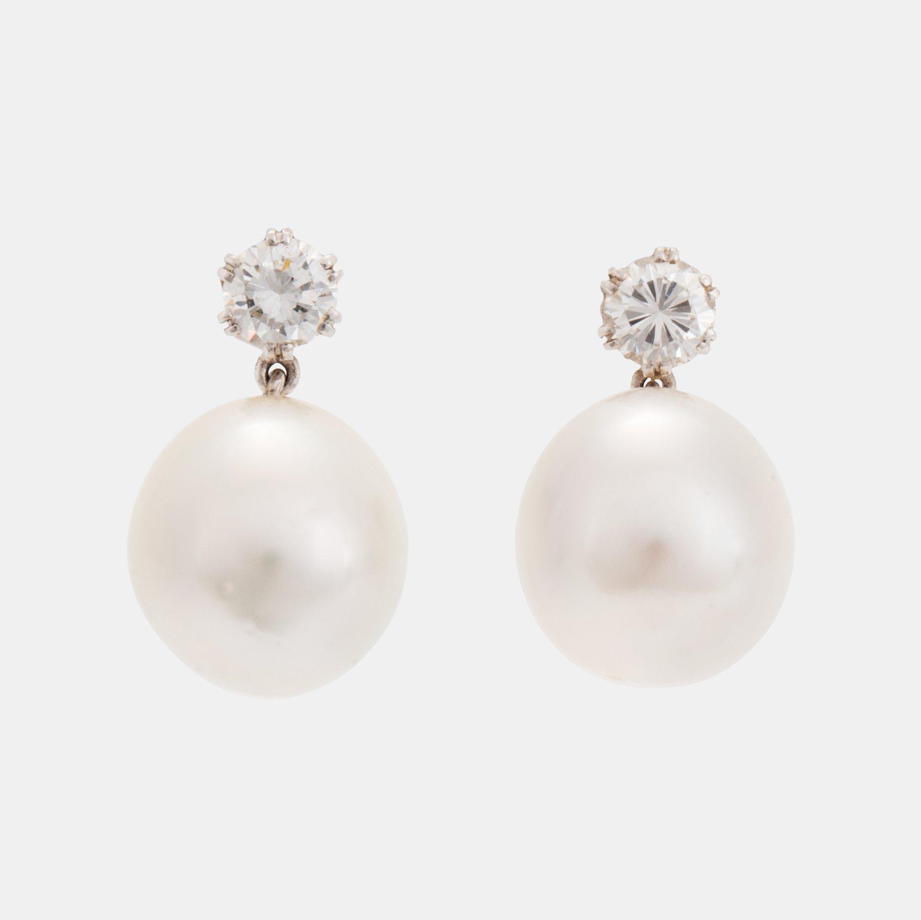 Ett par örhängen 18K vitguld med runda briljantslipade diamanter och odlade pärlor.