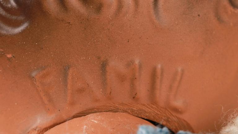 DOCKOR, 2 st. Kämmer & Reinhardt mm. Kläder medföljer. Culluloid mm. Sekelskiftet 1800/1900.