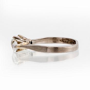Ring 18K vitguld med 3 briljanter ca 0,65 ct totalt, storlek ca 16/50, total vikt 3,1 g.