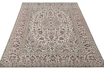 A Kashan carpet, c. 300 x 202 cm.
