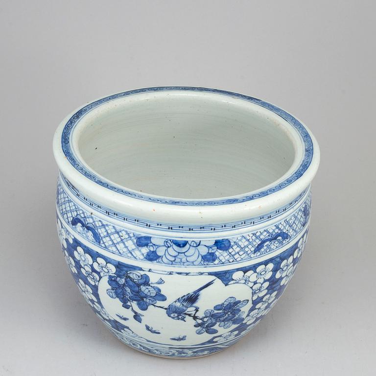 A blue and white flower pot, Qing dynasty, 19th century.