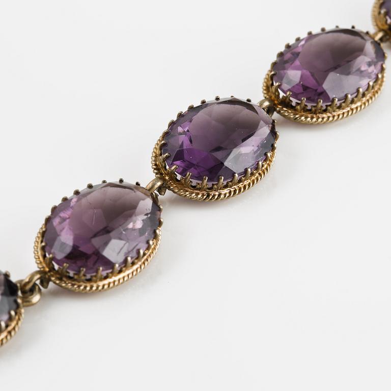 COLLIER, förgyllt silver samt fasettslipade ametister. Vikt 44,9 gram.