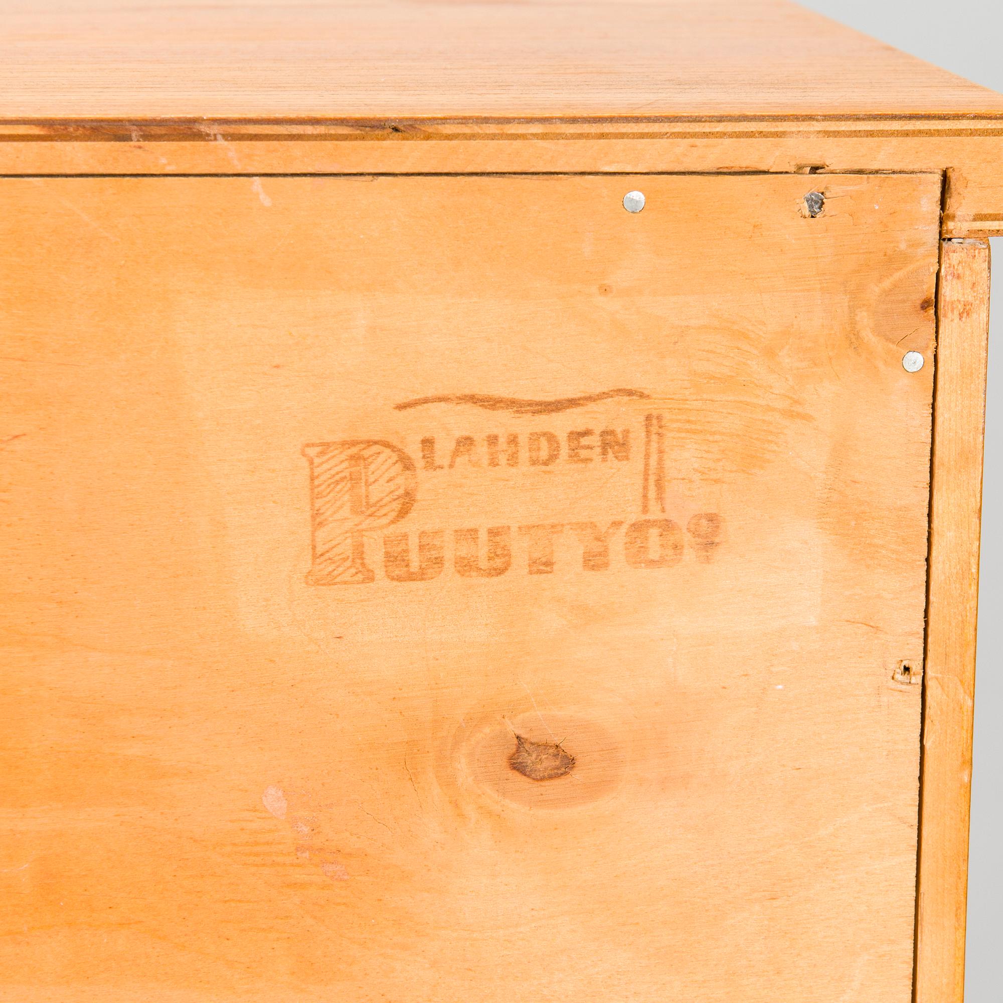 Vitrinskåp, Lahden Puutyö, 1900-talets mitt.