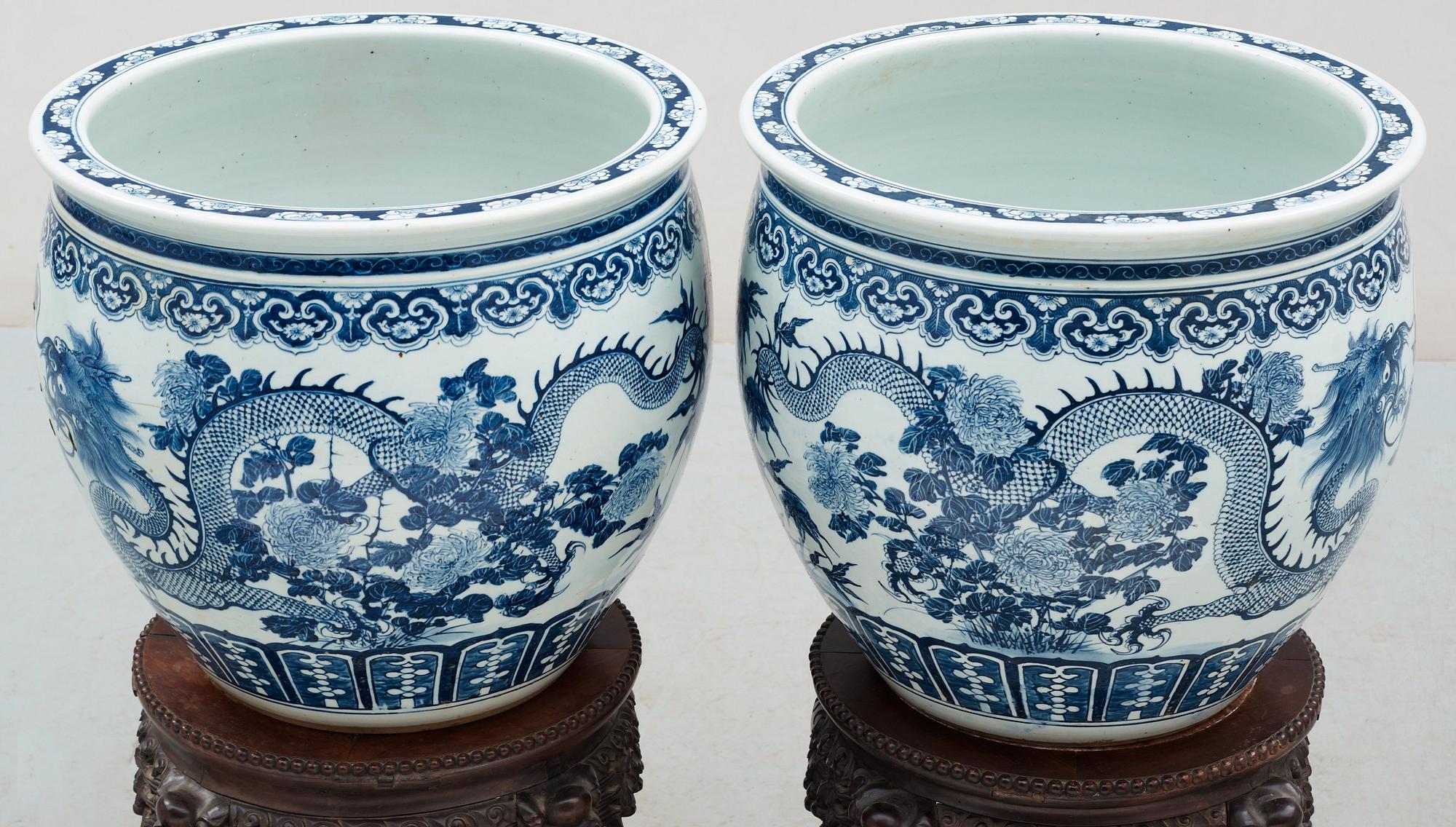 A pair of large blue and white fish basins/flower pots, late Qing dynasty, circa 1900.