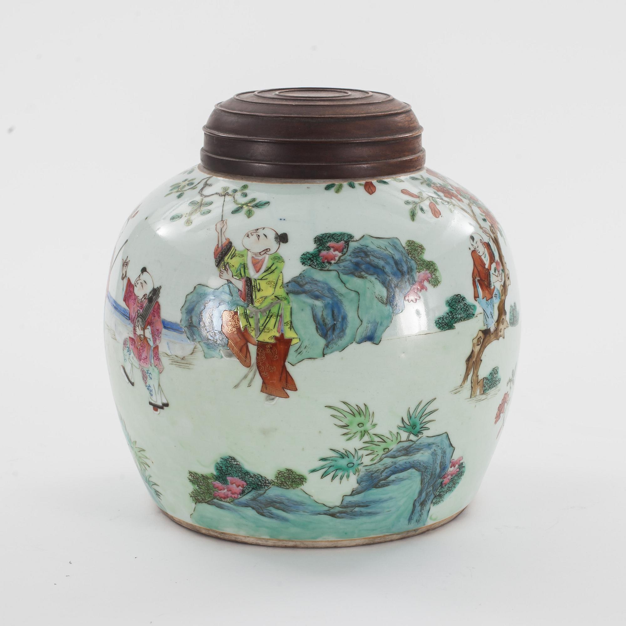 BOJAN MED LOCK, porslin, Kina, 1900-talets första hälft.