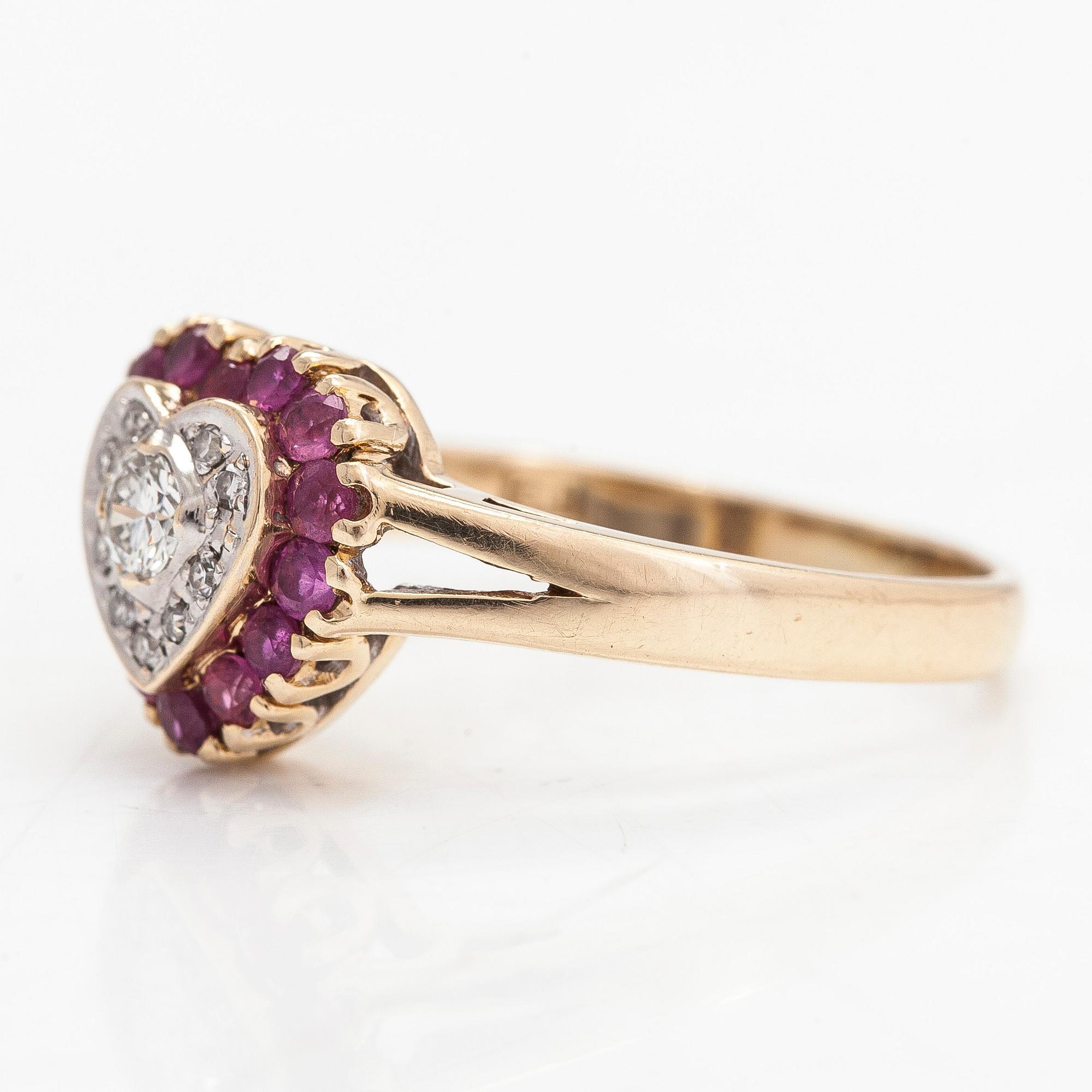 Ring, i form av hjärta, 14K guld, diamanter ca 0.15 ct totalt och rubiner, London 1996.
