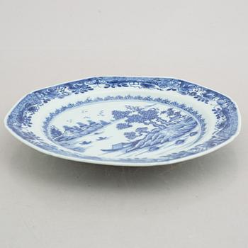 Three blue and white plates and a serving dish, China, Qianlong (1736-95).