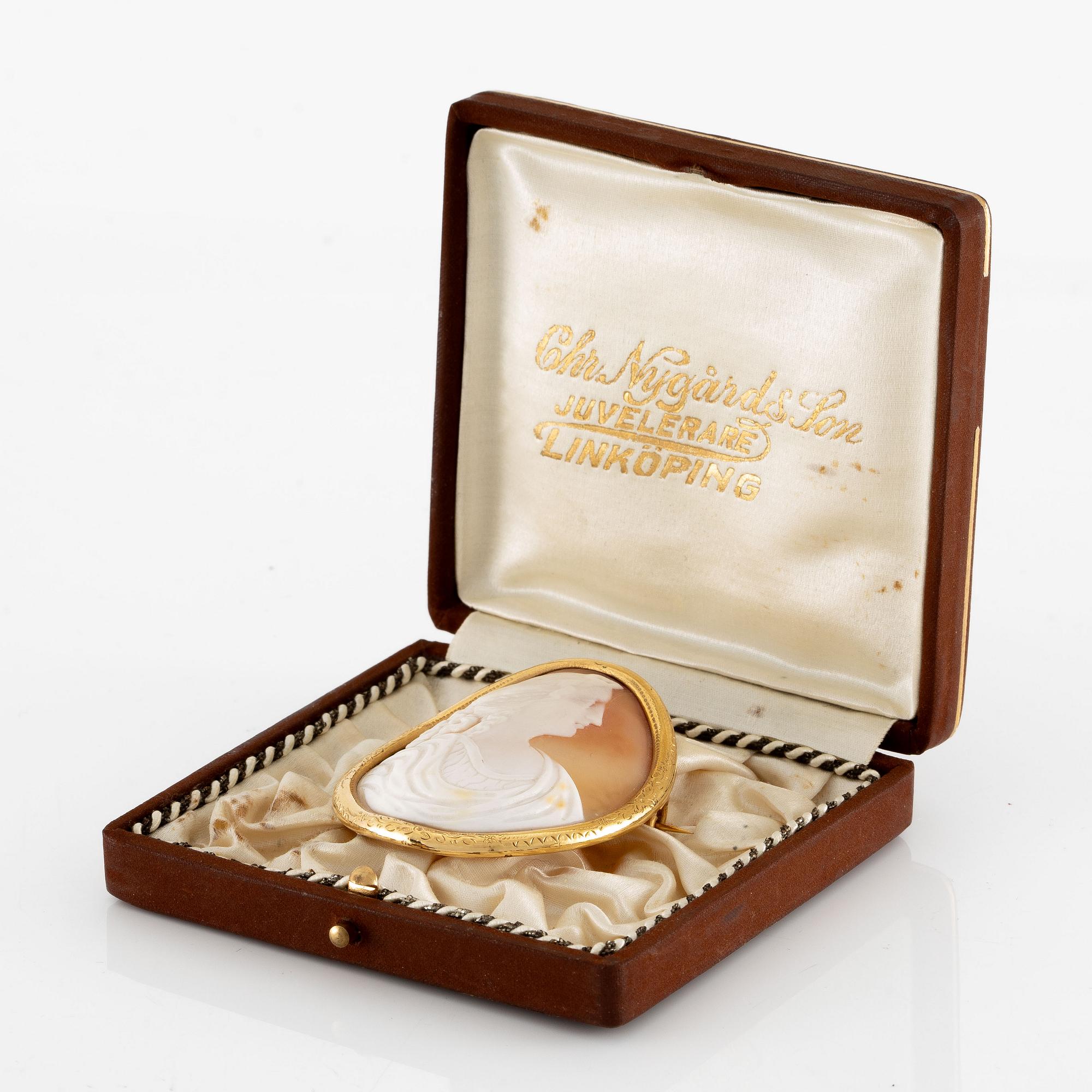 Brooch 14K gold with a shell cameo.