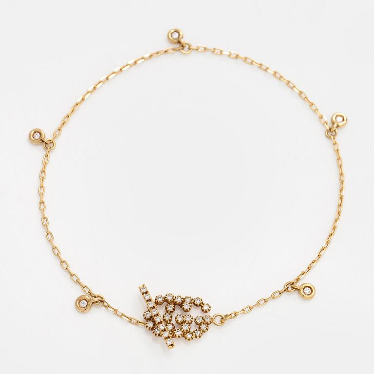 Gucci, an 18K gold 'Interlocking' bracelet with brilliant-cut diamonds.