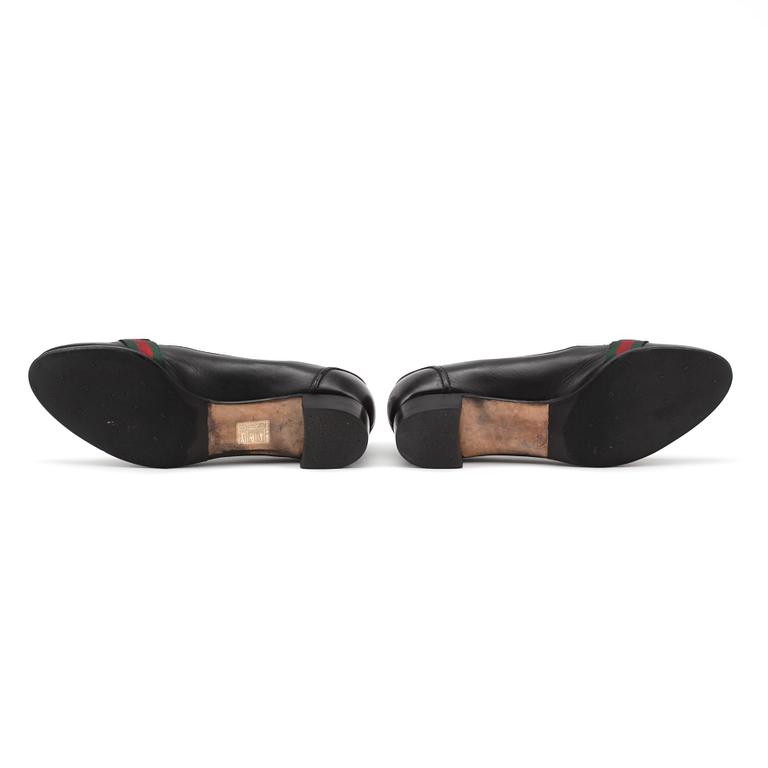 GUCCI, a pair of black lady loafers. Size 37,5.