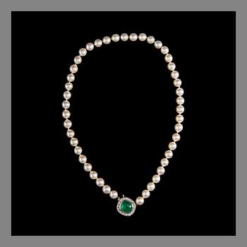 A PEARL NECKLACE, clasp in 18K white gold with emerald and pearls. Bo Almen Guldateljé, Stockholm 1996.