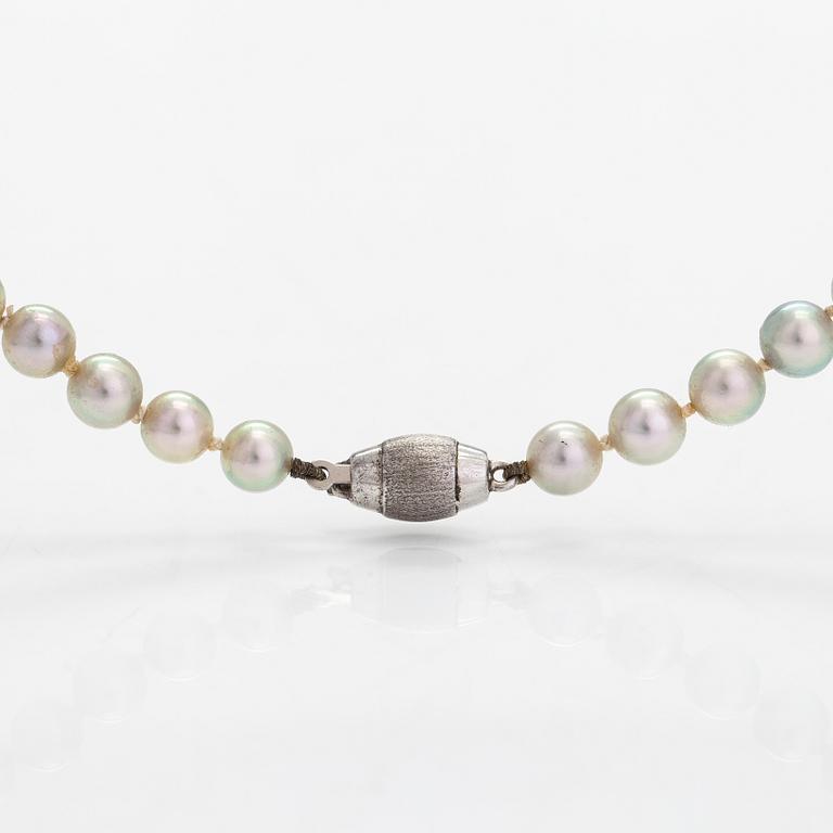 A pearl collier and earrings, 18K white gold, sterling silver and cultuted pearls.