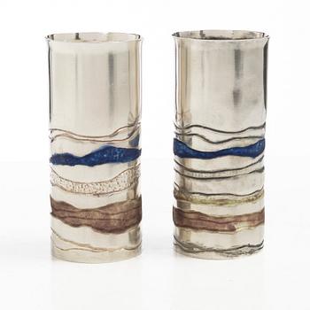 Lars Arby, bägare/vaser, ett par, sterlingsilver och emalj, Göteborg, 1982.