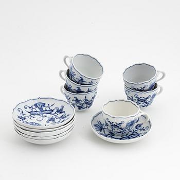 A 22-piece 'Blue Onion' porcelain coffee service, Meissen, first half of the 20th Century.