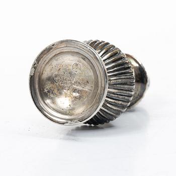 Saltkar, ett par, samt ströare, 5 st, silver, bl a C.G. Hallberg Stockholm 1918.