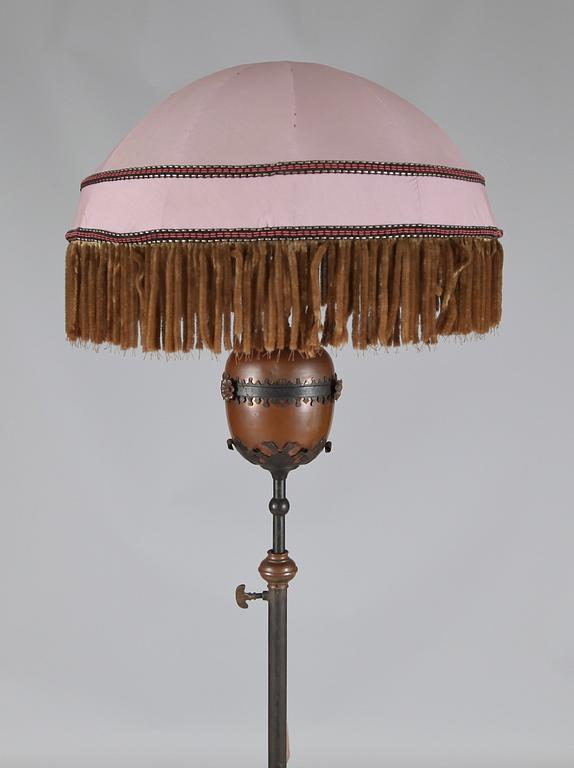 GOLVLAMPA, omkring år 1900.