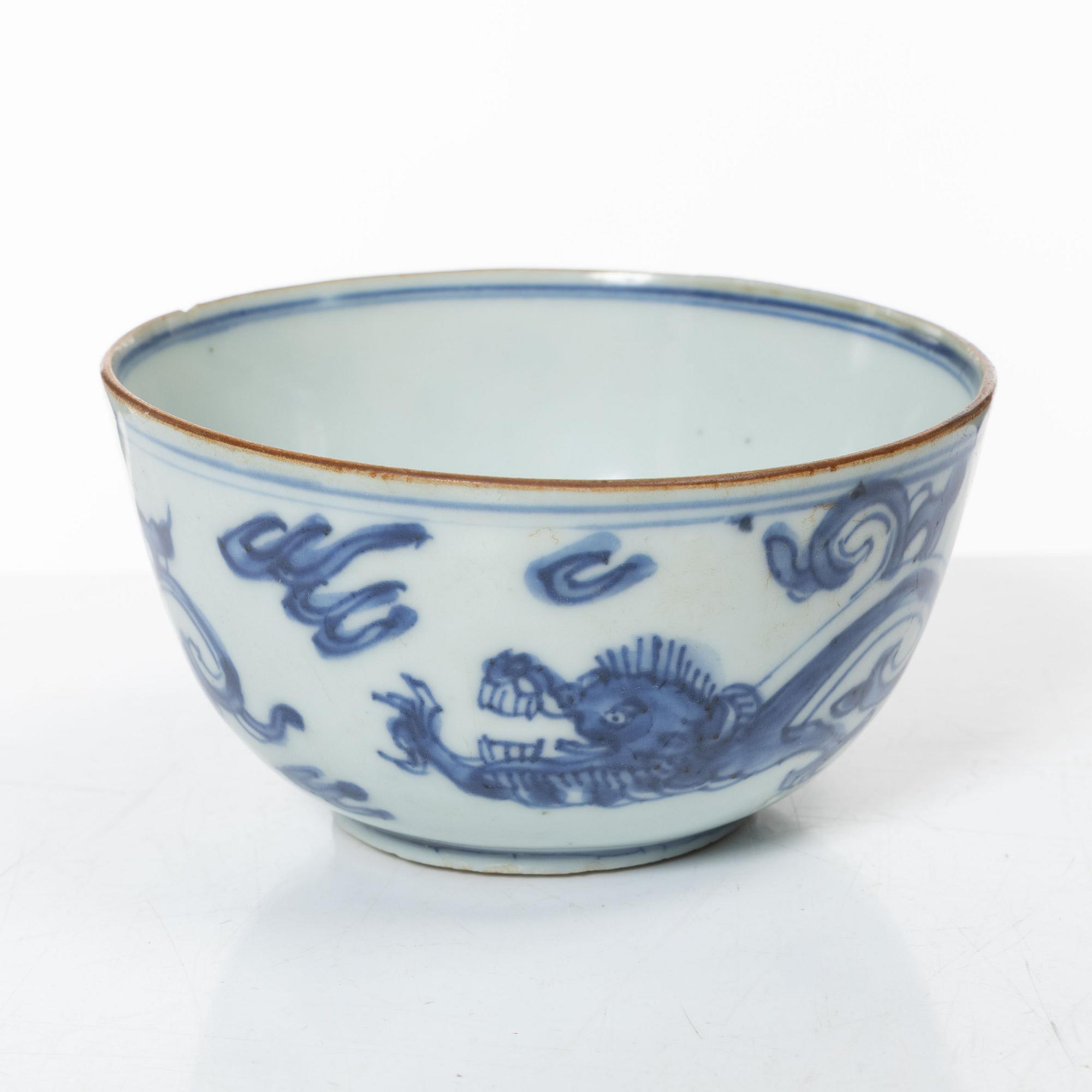 A Chinese blue and white kui dragon bowl, Ming dynasty, 17th century.