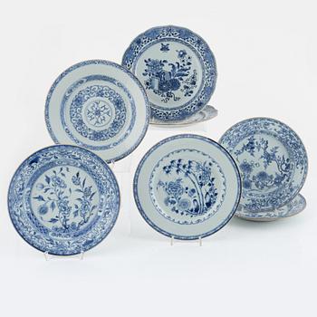 A set of seven Chinese export porcelain plates, Qing dynasty, Qianlong (1736-95).