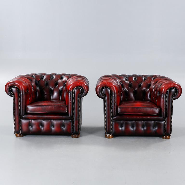 A pair of Chesterfield lounge chairs, second half of the 20th century.