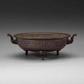 426. A bronze tripod censer, Qing dynasty (1644-1912), with Xuande six character mark.